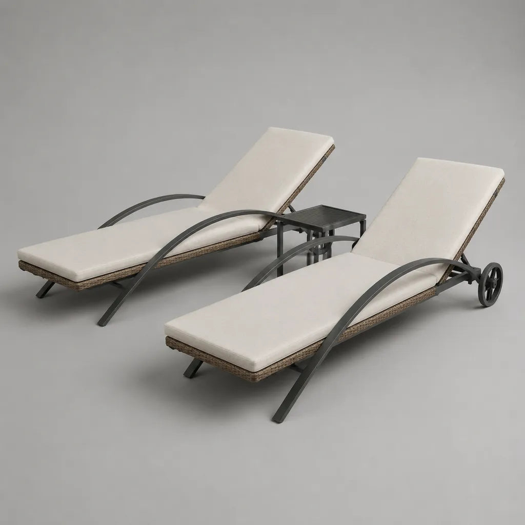 Lot de 2 bains de soleil réglables en acier et résine tressée, coussins beiges, 200 × 70 × 90 cm, avec table 45 × 45 × 40 cm
